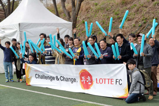 디지털타임스가 주최하고 미래창조과학부, 경기도수원월드컵경기장관리재단이 후원하는 '2015 미래창조과학부장관기 직장인 축구대회'가 4일 수원월드컵경기장 인조잔디구장에서 개막됐다. 이날 KS ANP(조끼)와 롯데정보통신&현대정보기술 선수들이 공중볼을 다투고 있다. 이 경기는 4대2 KS ANP 승리로 끝났다. 한편 이날 경기장을 찾은 마용득 롯데정보통신 대표(오른쪽 사진 가운데 유니폼)와 서포터즈들이 열띤 응원을 하고 있다. 마 대표는 후반전에 교체 투입돼 경기에 직접 참여하기도 했다.   수원=김민수기자 ultrartist@